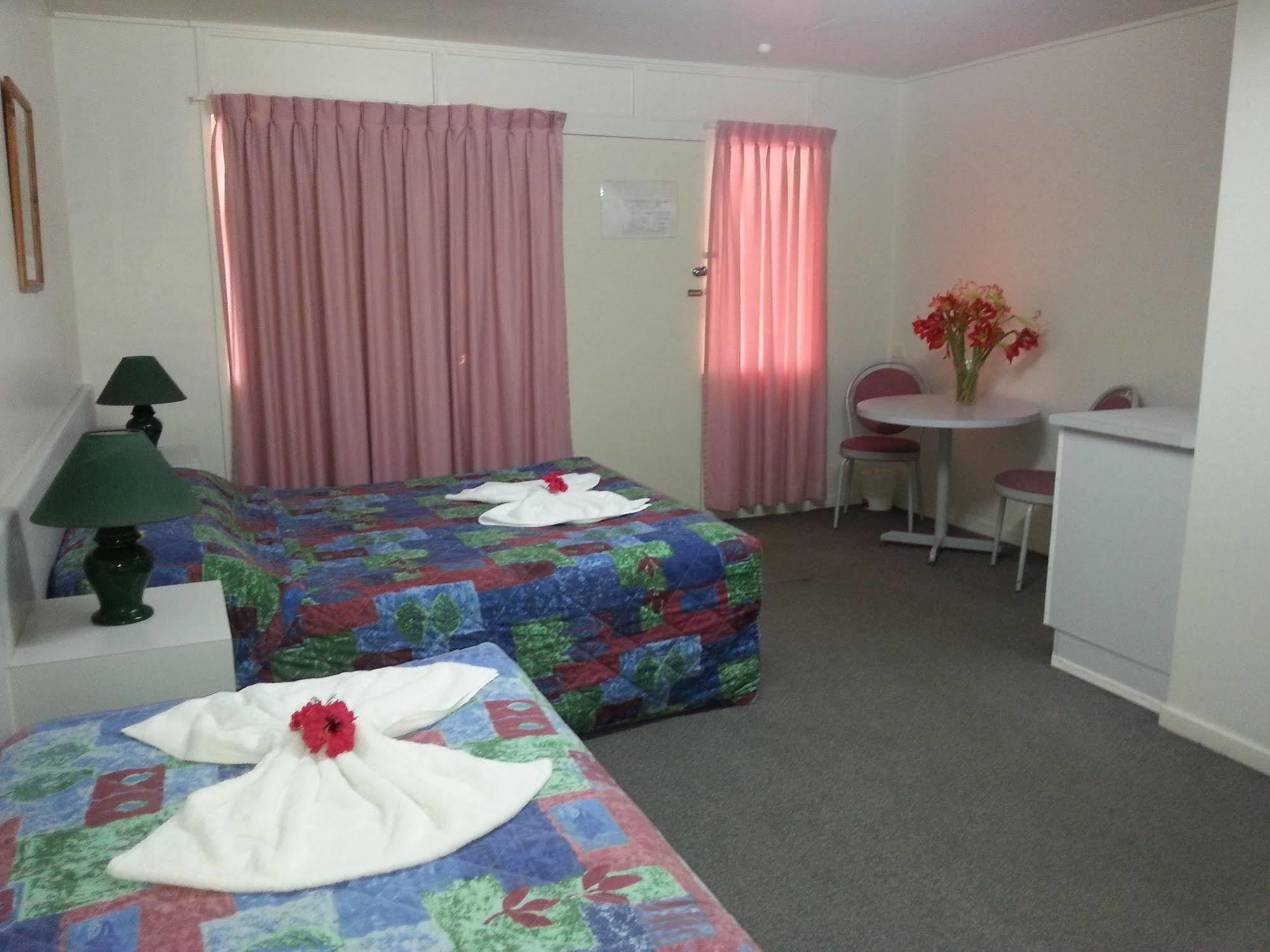 רוקהמפטון Golden Fountain Motel מראה חיצוני תמונה