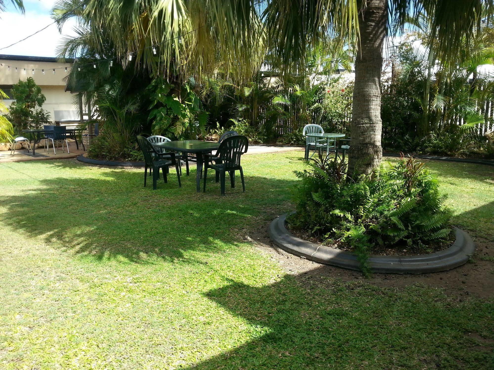 רוקהמפטון Golden Fountain Motel מראה חיצוני תמונה