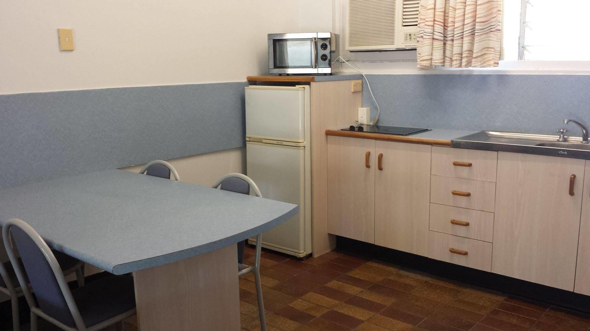 רוקהמפטון Golden Fountain Motel מראה חיצוני תמונה