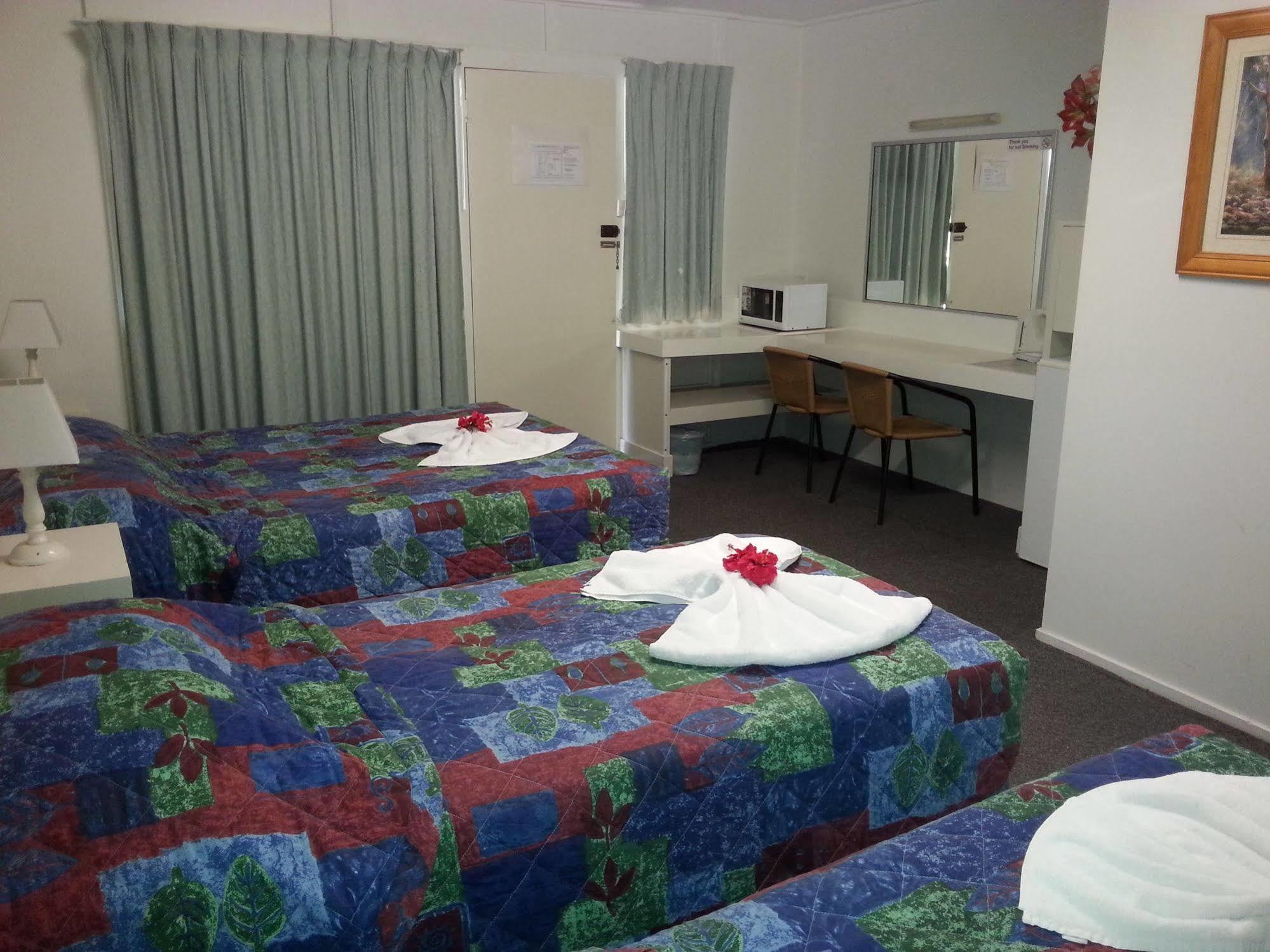 רוקהמפטון Golden Fountain Motel מראה חיצוני תמונה