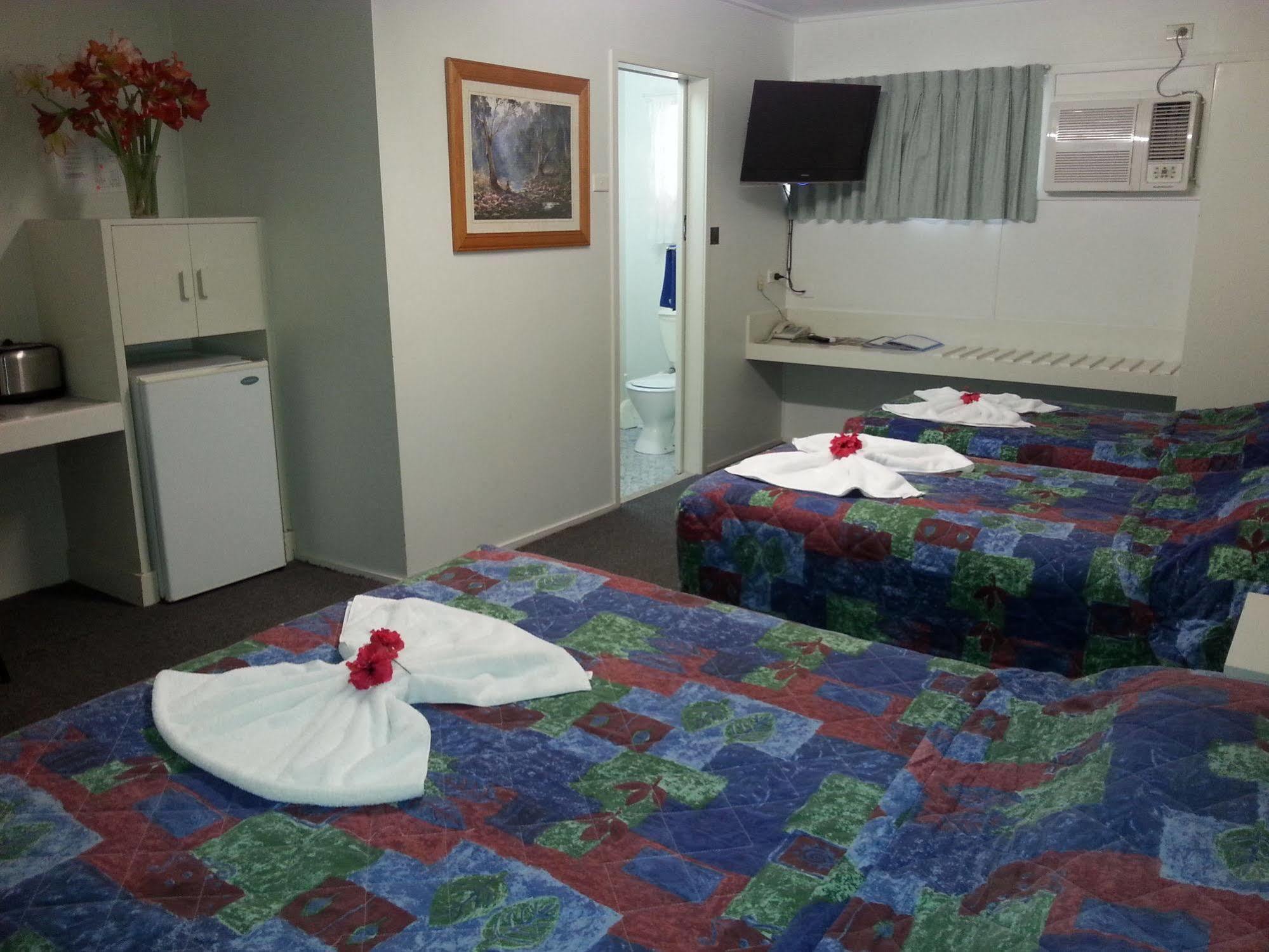 רוקהמפטון Golden Fountain Motel מראה חיצוני תמונה