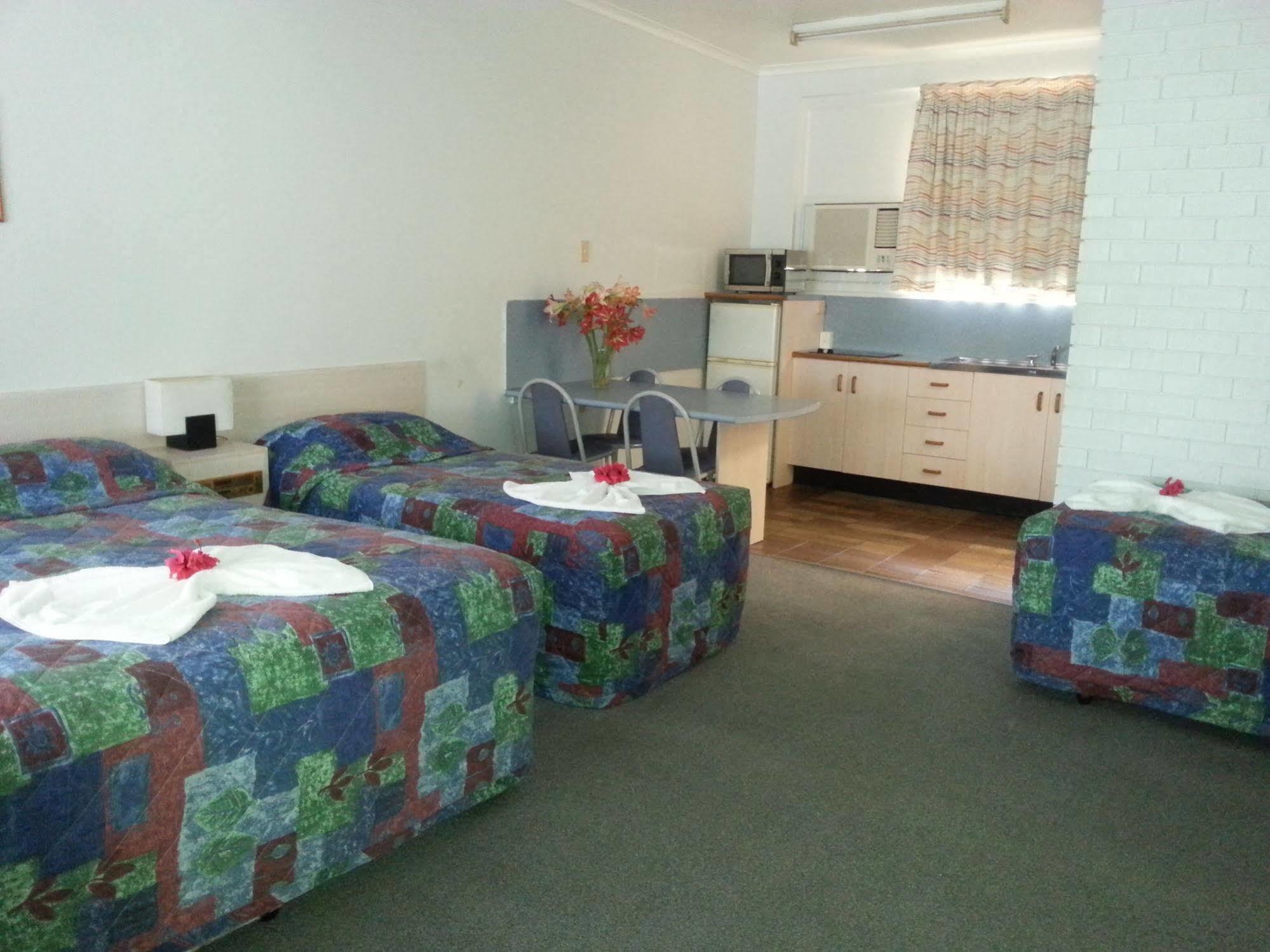 רוקהמפטון Golden Fountain Motel מראה חיצוני תמונה