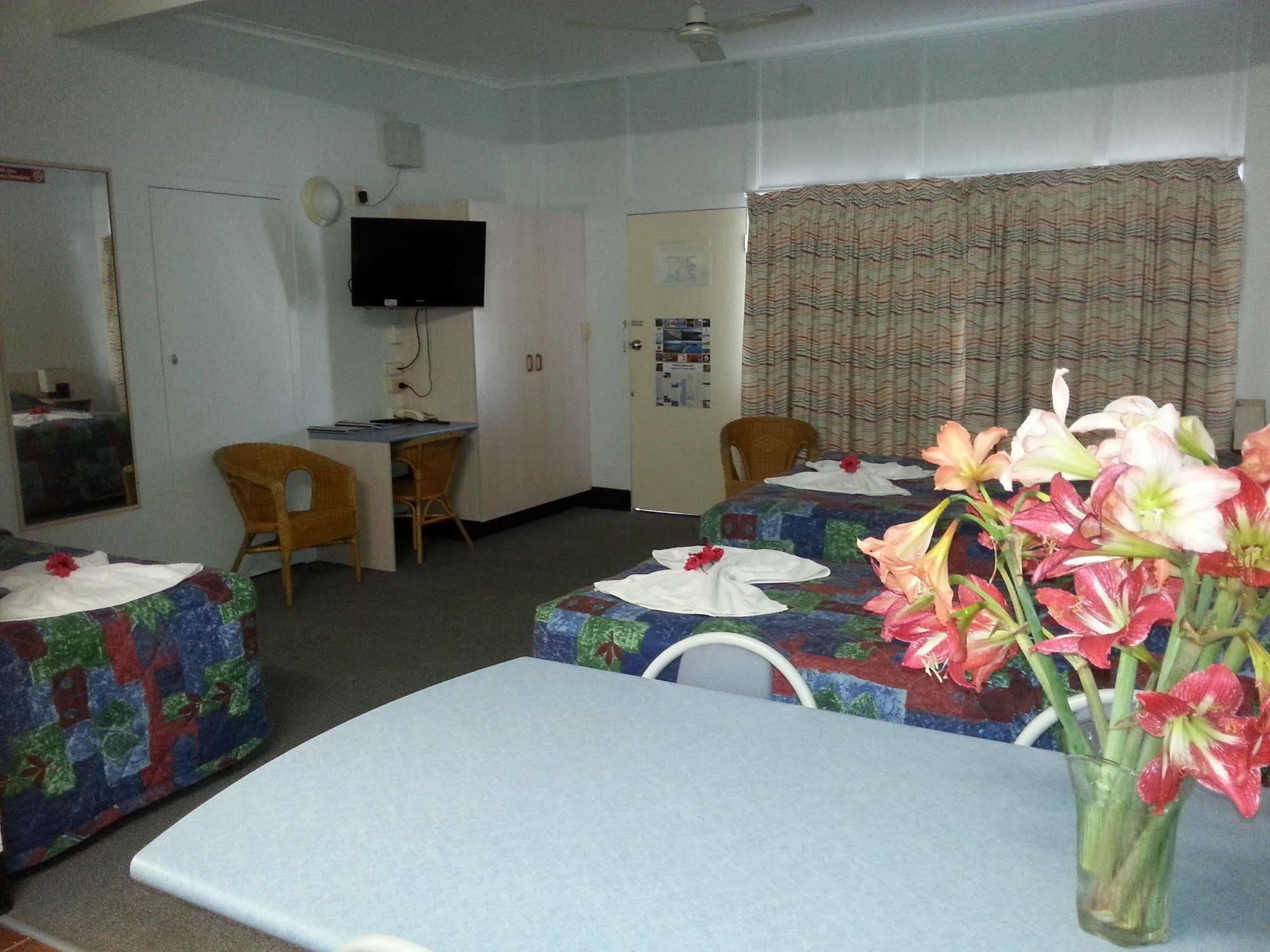 רוקהמפטון Golden Fountain Motel מראה חיצוני תמונה