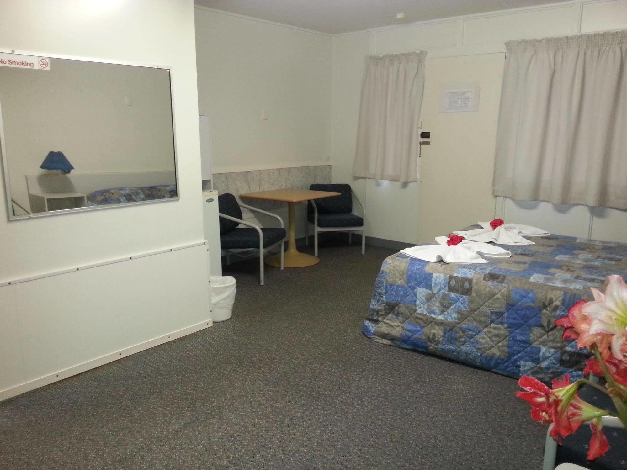 רוקהמפטון Golden Fountain Motel מראה חיצוני תמונה