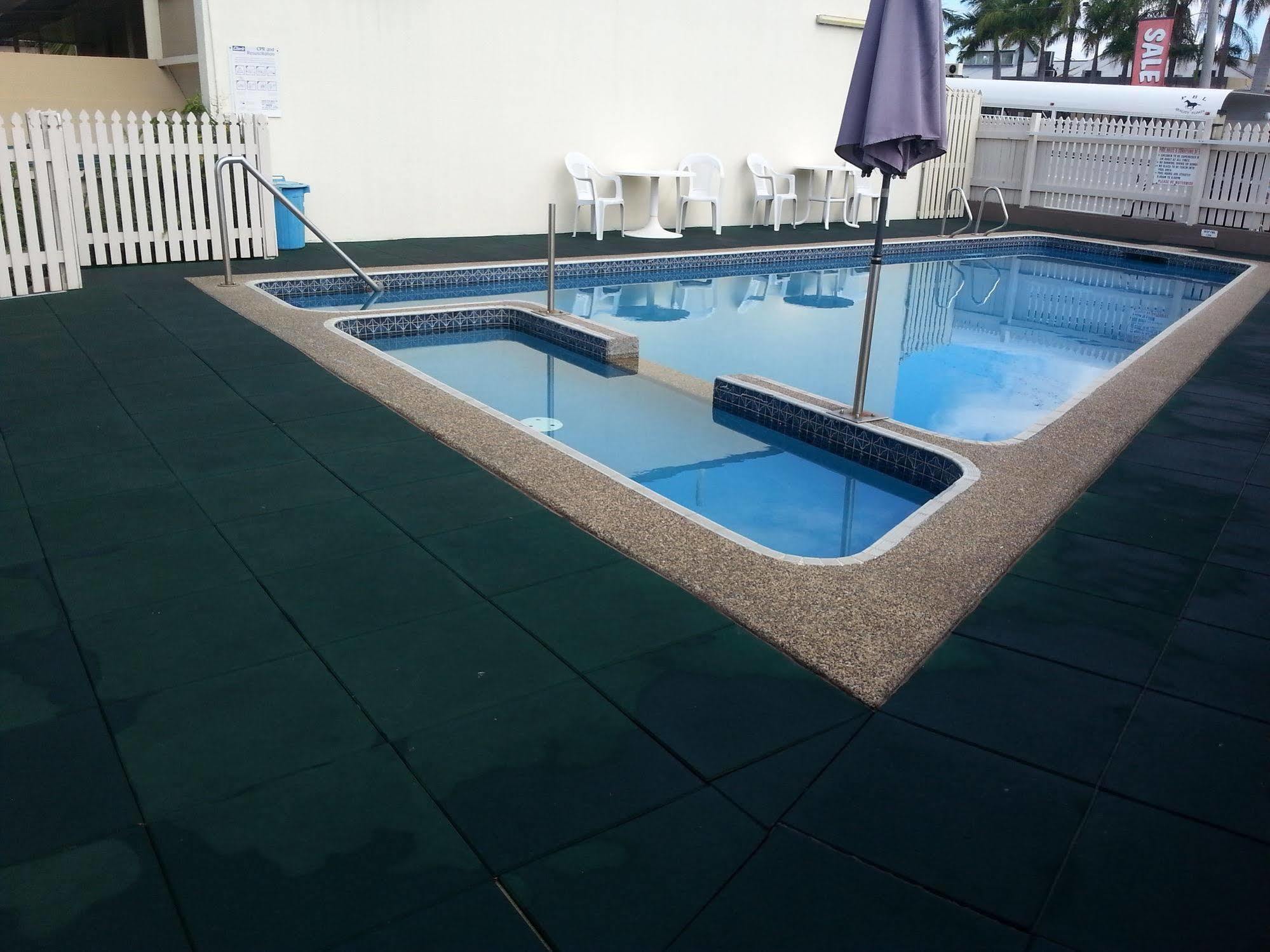 רוקהמפטון Golden Fountain Motel מראה חיצוני תמונה