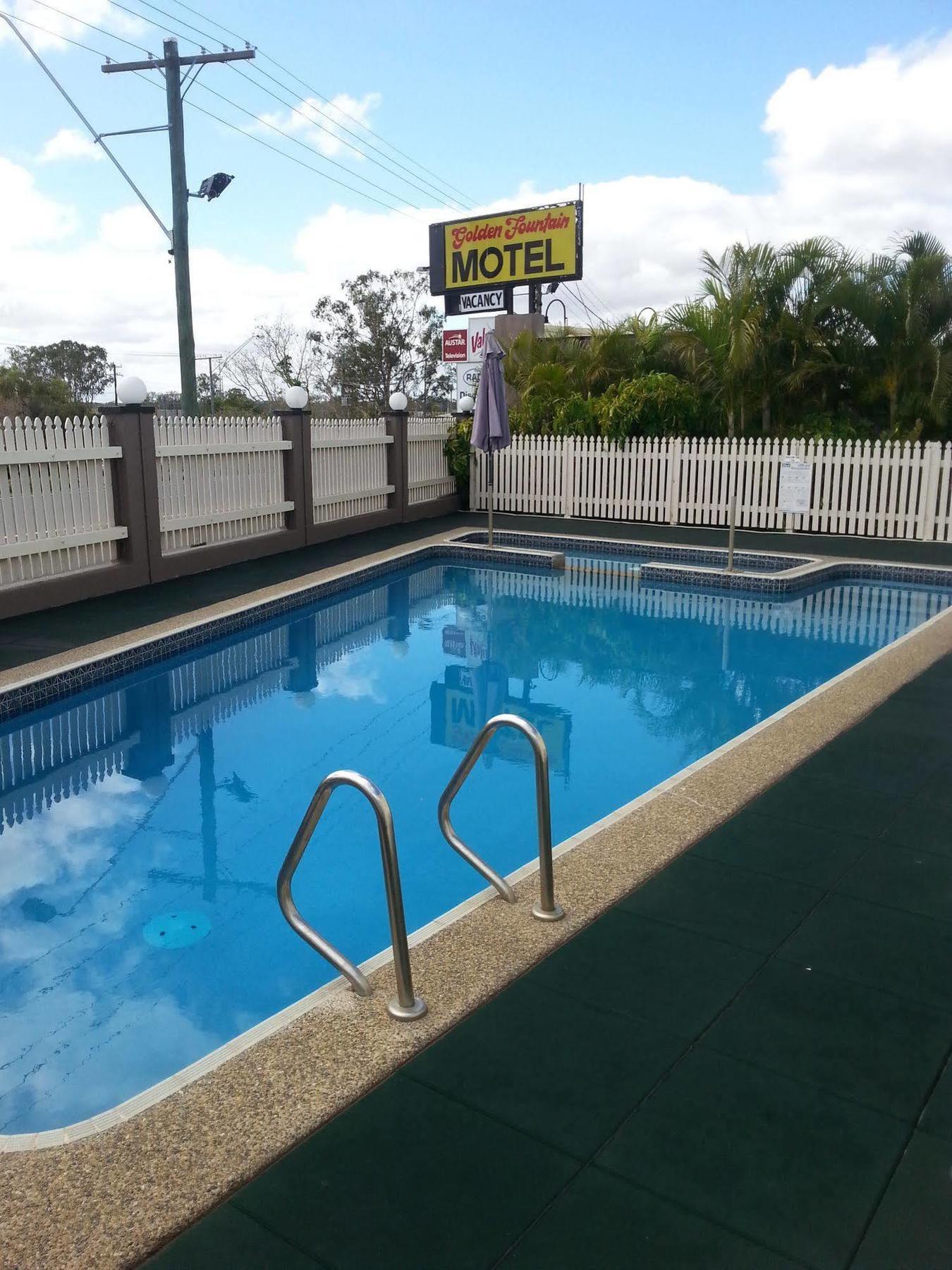 רוקהמפטון Golden Fountain Motel מראה חיצוני תמונה