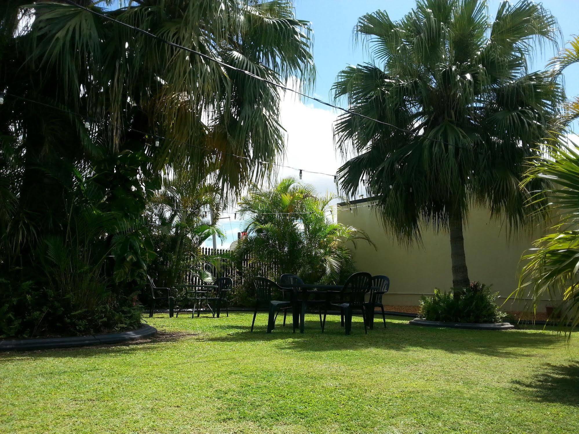 רוקהמפטון Golden Fountain Motel מראה חיצוני תמונה
