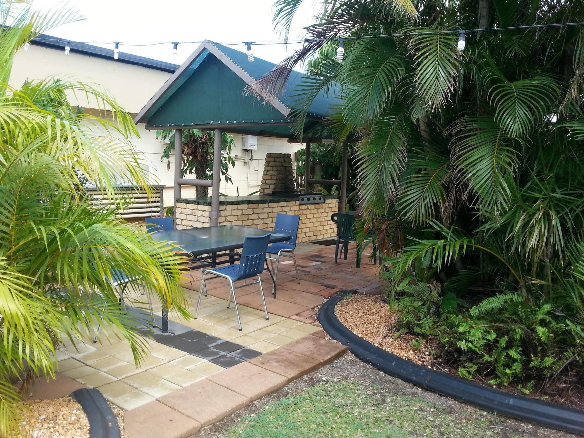 רוקהמפטון Golden Fountain Motel מראה חיצוני תמונה